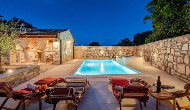 Luxury villa with a swimming pool Marčana (K-26951)