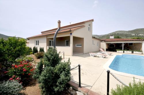 Luxury villa with a swimming pool Plano, Trogir - 18490 in Trogir