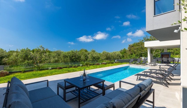 Luxury villa with pool, barbecue area 1 km to the beach