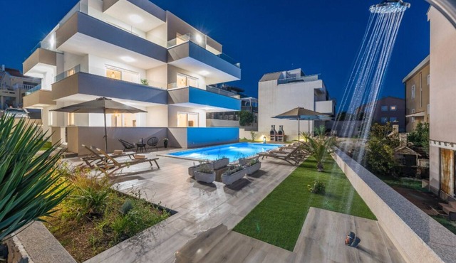 Meteorite Apartments for 24 with Pool and Grill in Novalja
