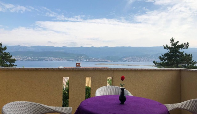 mit grünem Garten und Meerblick by Interhome