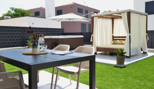 Modern apartment with private garden and jacuzzi 400m from the beach in Okrug Gornji
