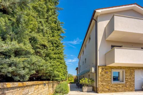 Modern Apt Deni- Terrace & Private Parking - Happy Rentals