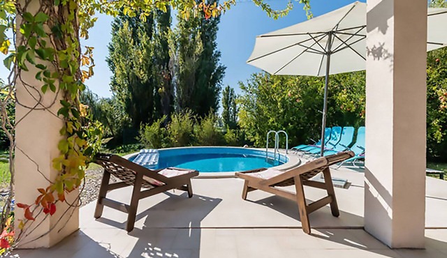 Modern four bedrooms villa with a traditional tavern in Solin