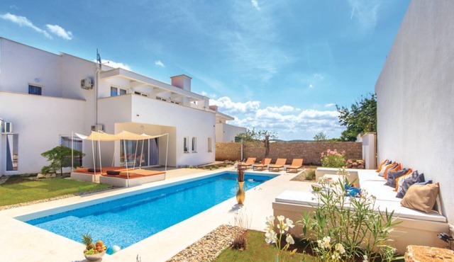 Modern villa with pool; group & big family friendly; maximum 12 people in Rovinjsko Selo