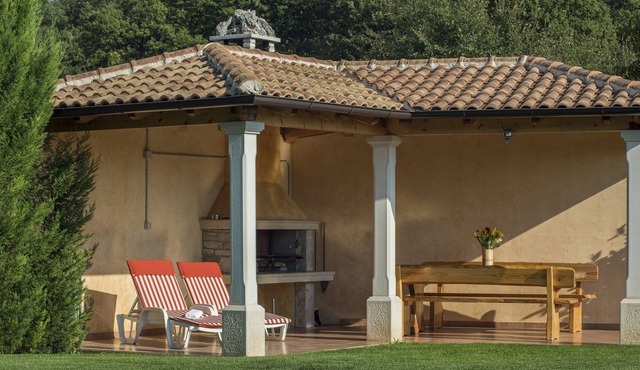 Modern villa with private saltwater pool and beautiful garden in Dubravci