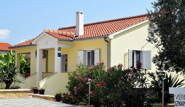 Modernes Ferienhaus in Dobropoljana mit Terrasse, Garten und Grill by Interhome in Pašman/Neviđane
