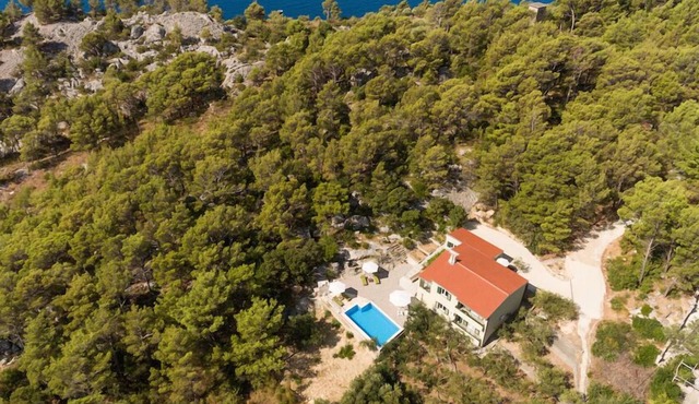 Nature embraced Villa Stina w/pool and big outdoor area for art and music lovers in Baška Voda