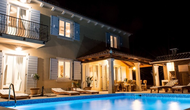 Nettes Ferienhaus in Smoljanci mit Privatem Pool by Interhome