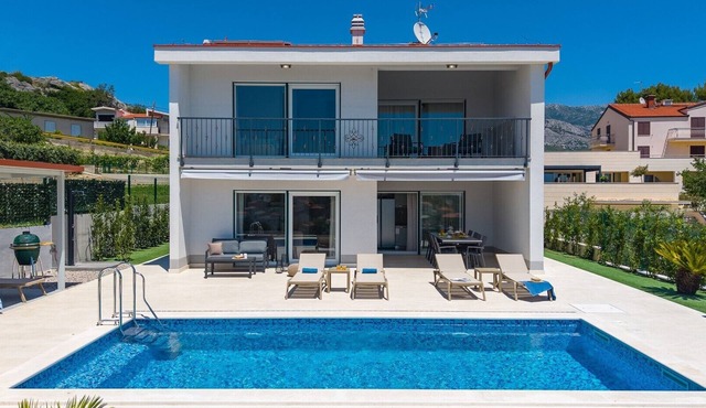 New! Seaview Villa Mare: Your Perfect Coastal Getaway