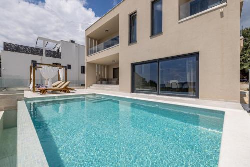 New Villa Coco Maison with heated infinity pool in Kaštela