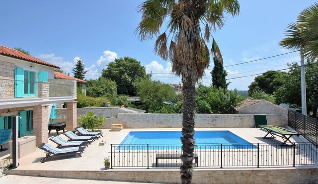 New Villa Kristina with wonderful sea views in an absolutely quiet location in Vodnjan