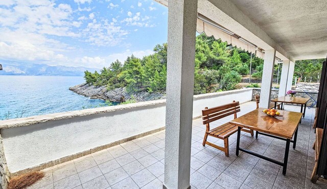 Nice apartment for 11 people with WIFI, TV and terrace in Bogomolje