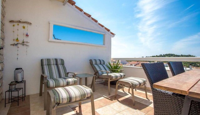 Nice apartment for 3 people with WIFI, A/C, TV, terrace and pets allowed in Hvar