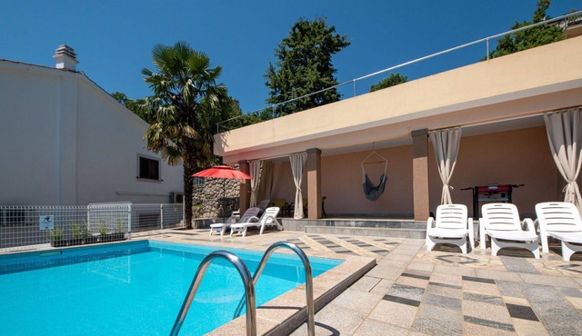 Nice apartment for 4 guests with A/C, WIFI, pool, TV, terrace and pets allowed in Rijeka