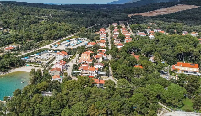 Nice apartment for 6 people with WIFI, A/C, hot tub, TV and patio in Čunski