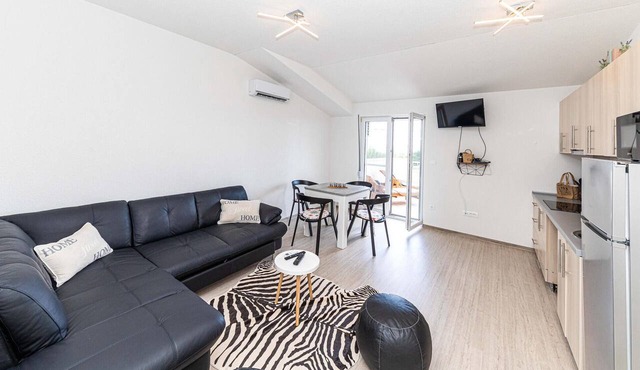 Nice apartment in Kastel Luksic with WiFi in Kastel Luksic