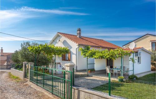 Nice Apartment In Linardici With Wifi