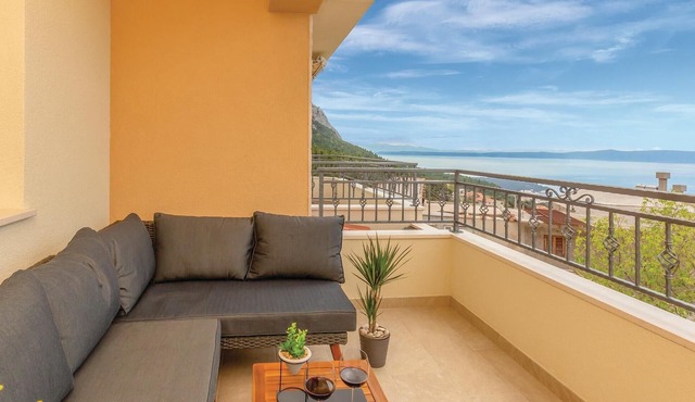 Nice apartment in Makarska with house sea view in Makarska