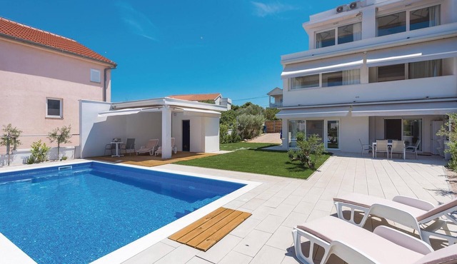 Nice apartment in Murter
