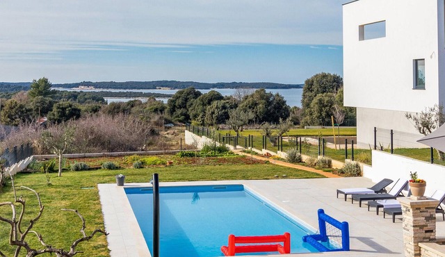 Nice apartment in Pula with house sea view