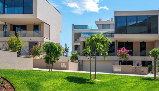 Nice apartment in villa for 8 guests with WIFI, hot tub, A/C, pool, TV and terrace in Umag