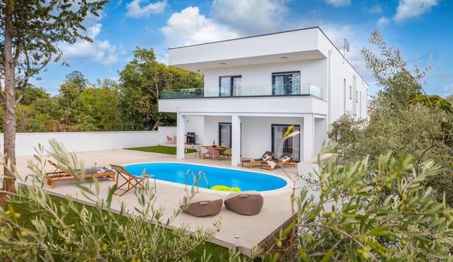 Nice home in Barbariga in Barbariga