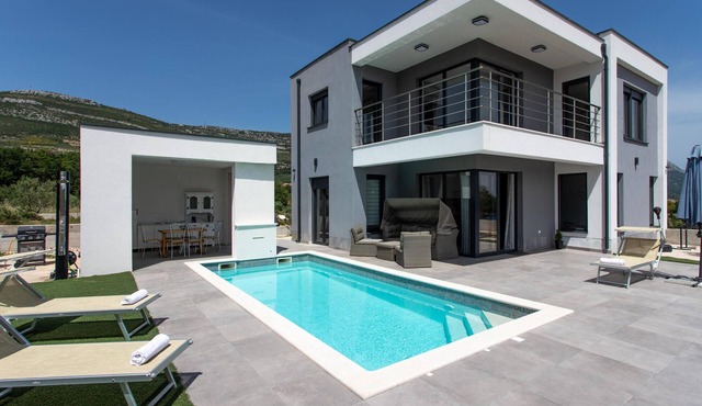 Nice home in Kastel Novi in Kastel Novi