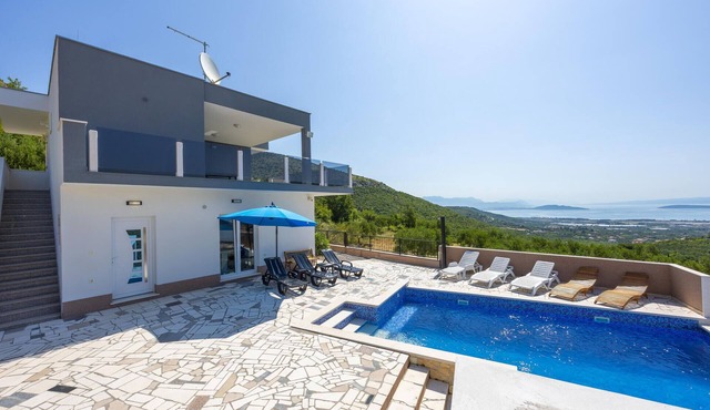 Nice home in Prgomet with indoor swimming pool in Prgomet