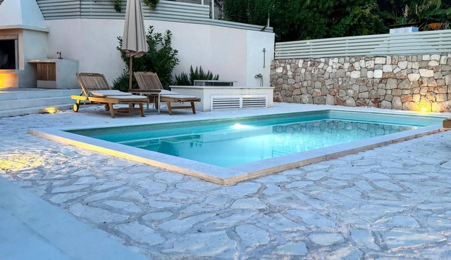 Nice home in Stari Grad with WiFi