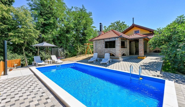 Nice home in Susobreg in Susobreg