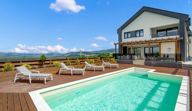 Nice home in Udbina with sauna