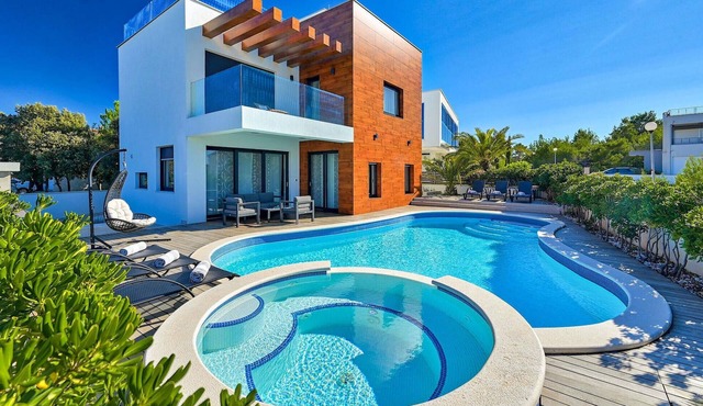 Nice home in Zaton with private swimming pool, can be inside or outside in Zaton