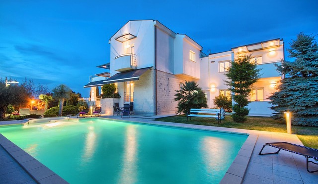 Nicol luxury near the beach and town in Pjescana Uvala