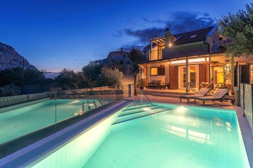 NORMABEL relaxing villa with heated pool and sauna in Žrnovnica