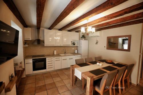 Old town house in Pag