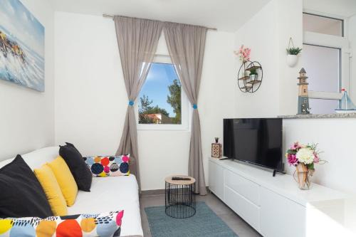 Olive Eden Holiday Home in Milna