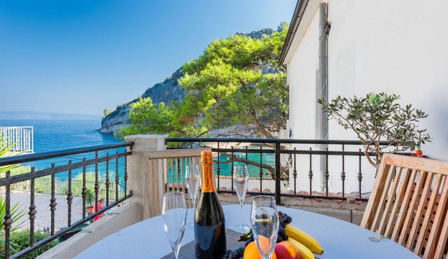 One bedroom apartment near beach Cove Vela Stiniva, Hvar (A-6864-a)