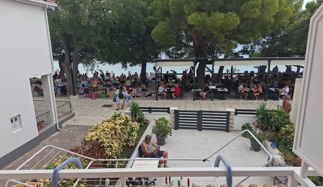 One bedroom apartment near beach Drvenik Donja vala (Makarska) (A-6658-c) in Drvenik