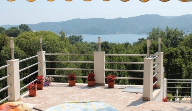 One bedroom apartment with terrace and sea view Viganj, Pelješac (A-21912-b) in Kućište