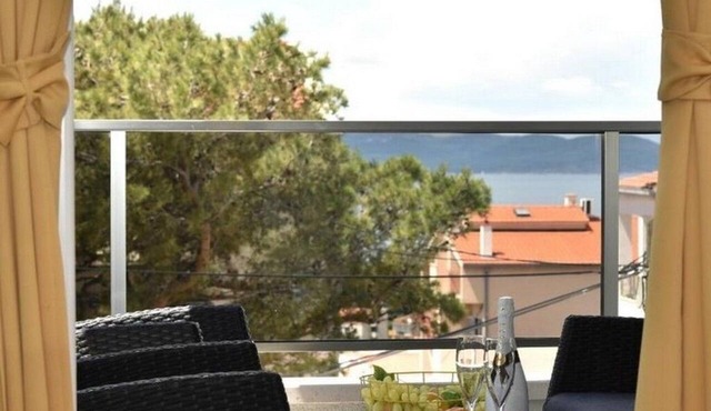 One bedroom apartment with balcony and sea view Makarska (A-27490-b) in Makarska