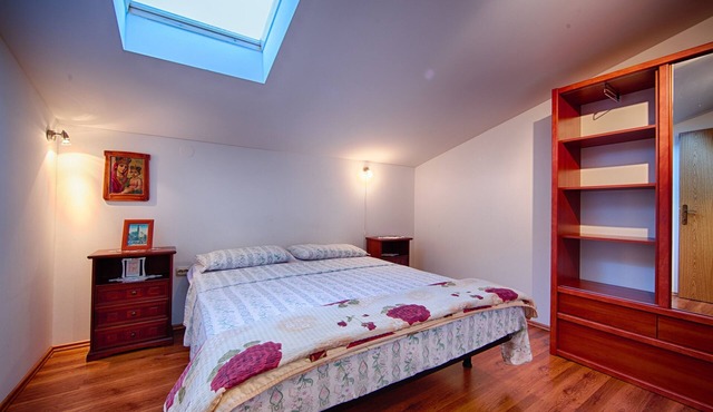 One bedroom apartment with terrace and sea view Komiža, Vis (A-2450-b)