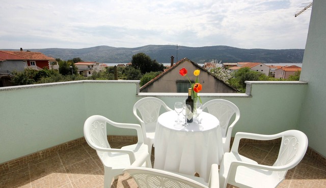 One bedroom apartment with terrace and sea view Poljica, Trogir (A-10010-a) in Marina