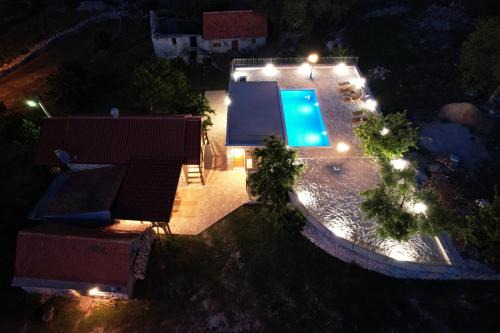 Patakun holiday home for 5, with heated pool in Lećevica
