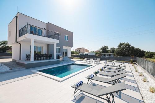 Peaceful IviCasa with private pool in Murvica