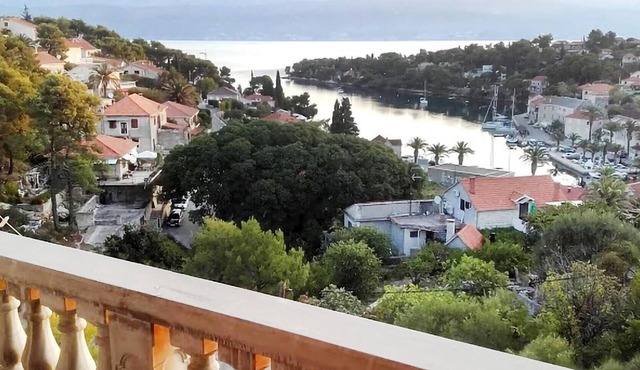 Pet friendly apartment in Supetar-Splitska