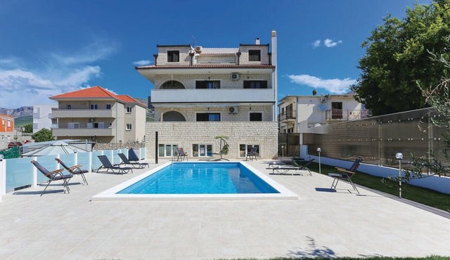 Plautila Suite - aqua haven with pool, sauna & BBQ in Solin