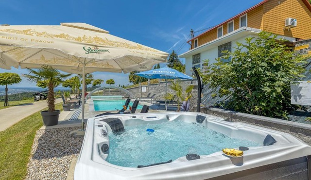 Pool & Whirlpool Art Villas