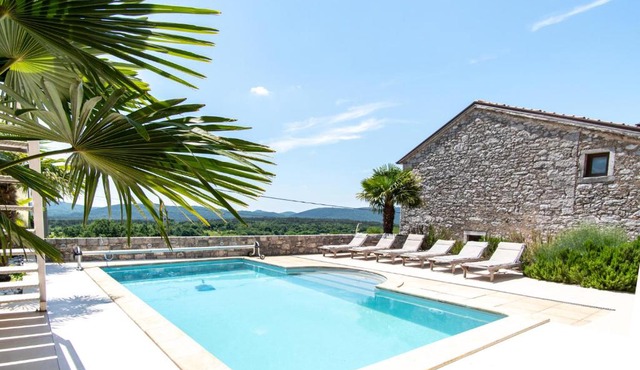 Private Apartment HerMes arT on the Karst Shared Pool & Parking