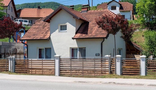Private Home in Šekovići - Gated Parking, AC, Sleeps 7 in Sekovici